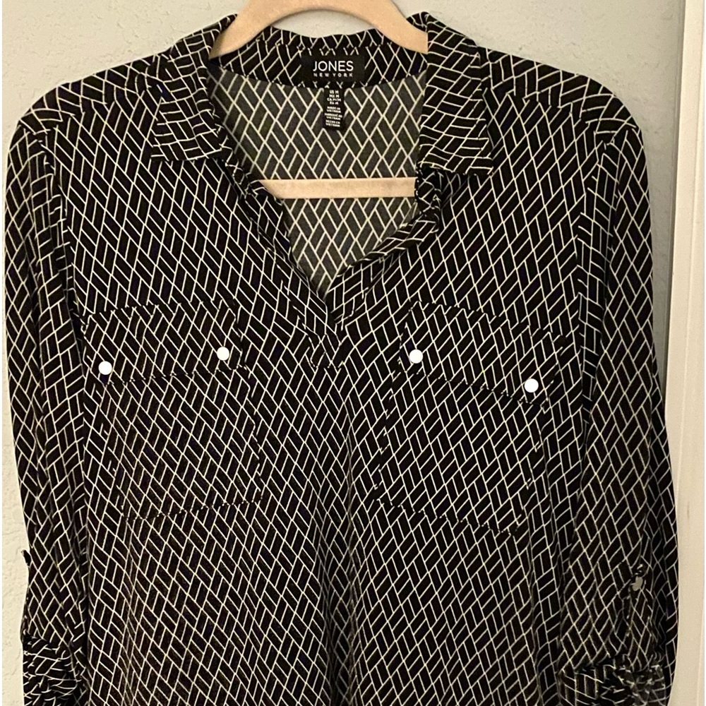 Jones New York Shirt V-neck 3/4 sleeves